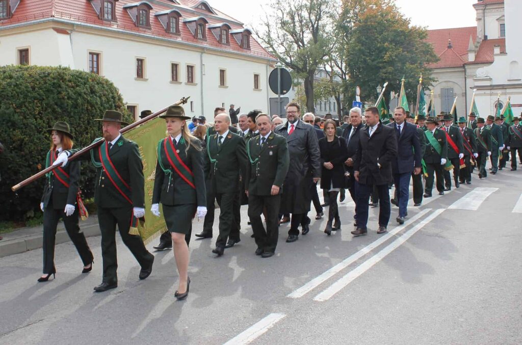 Przemarsz pocztów sztandarowych i przedstawicieli władz PZŁ.