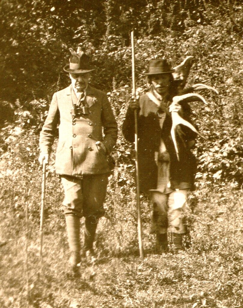 Władysław Zamoyski i NN, który na ramieniu niesie wieniec jelenia