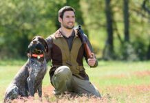 Z dubeltówką i psem